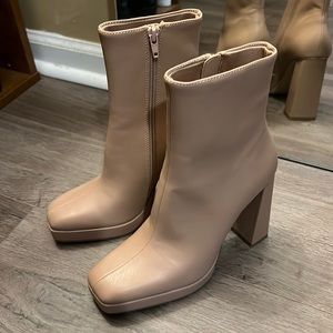 Steve Madden Felicity heels in blush nude 6 never worn block heel booties